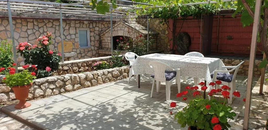 Apartments Roses Dobrinj Guest house