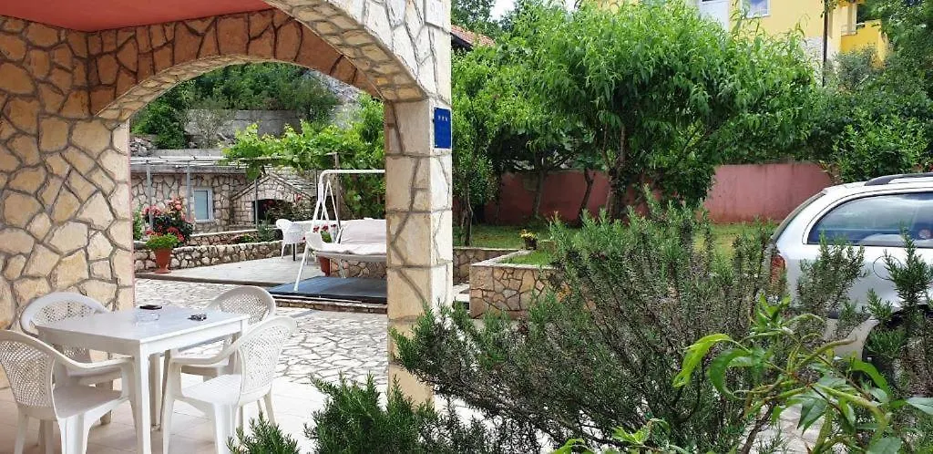 Guest house Apartments Roses Dobrinj