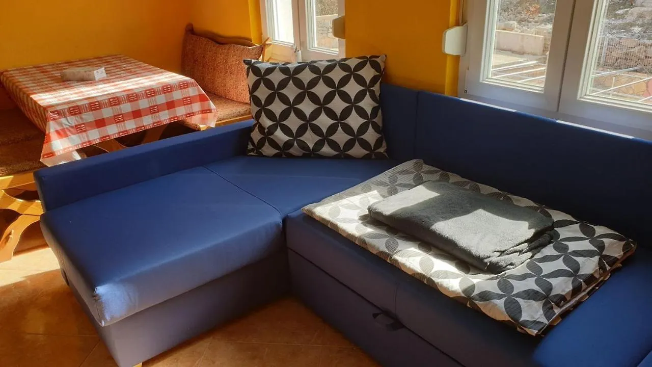 Guest house Apartments Roses Dobrinj
