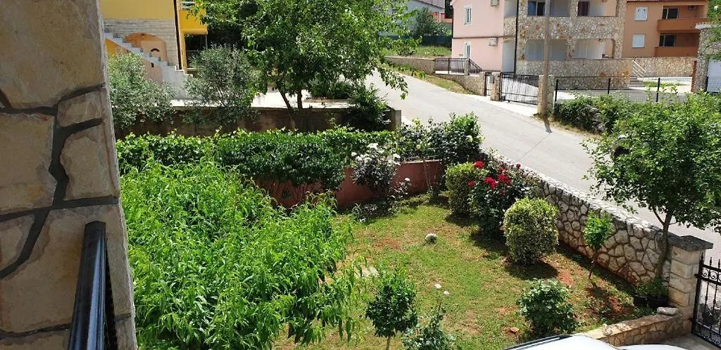 Guest house Apartments Roses Dobrinj