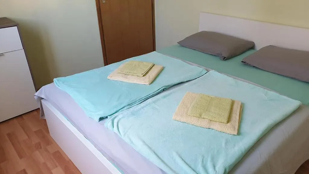 Guest house Apartments Roses Dobrinj